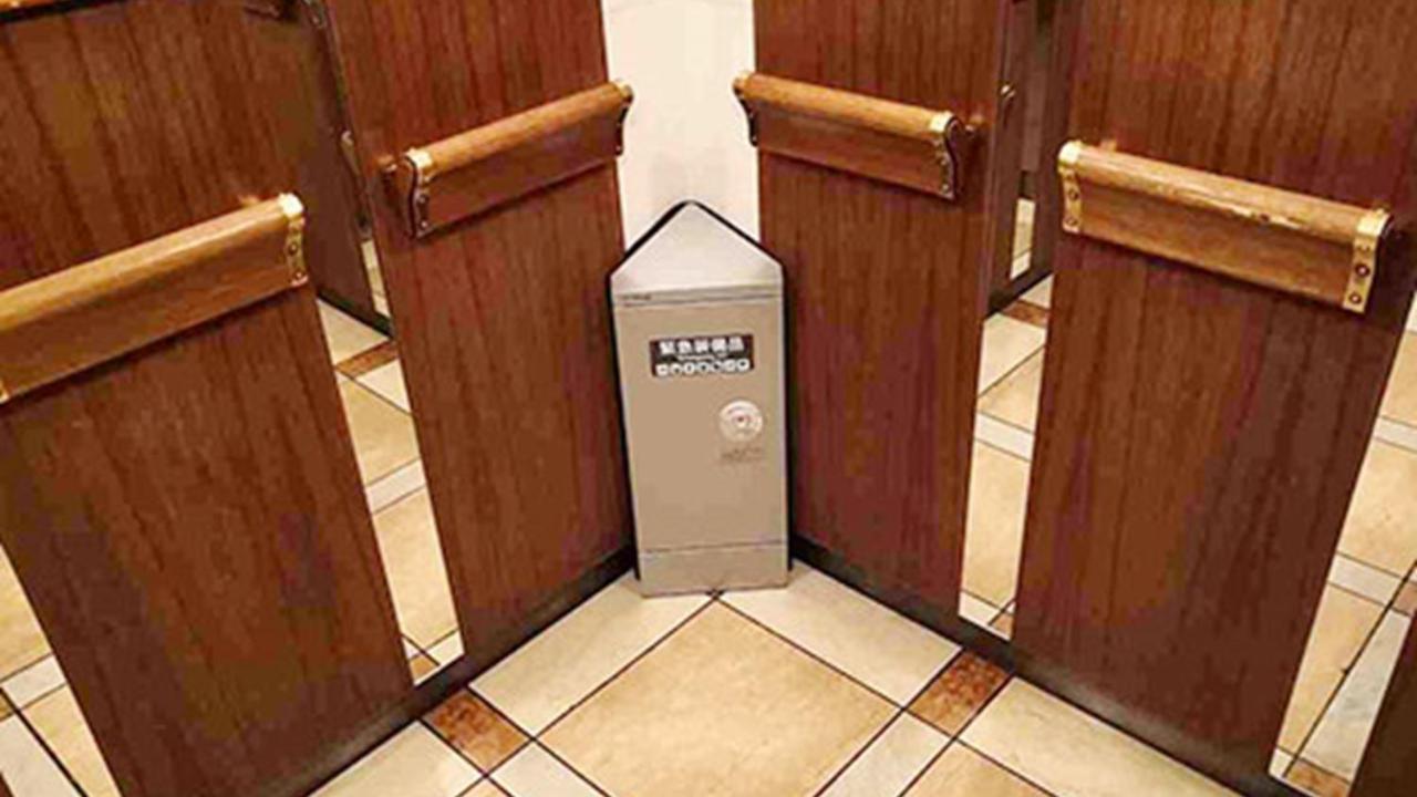 Hotel Emisia Саппоро Экстерьер фото A urinal with a urinoir